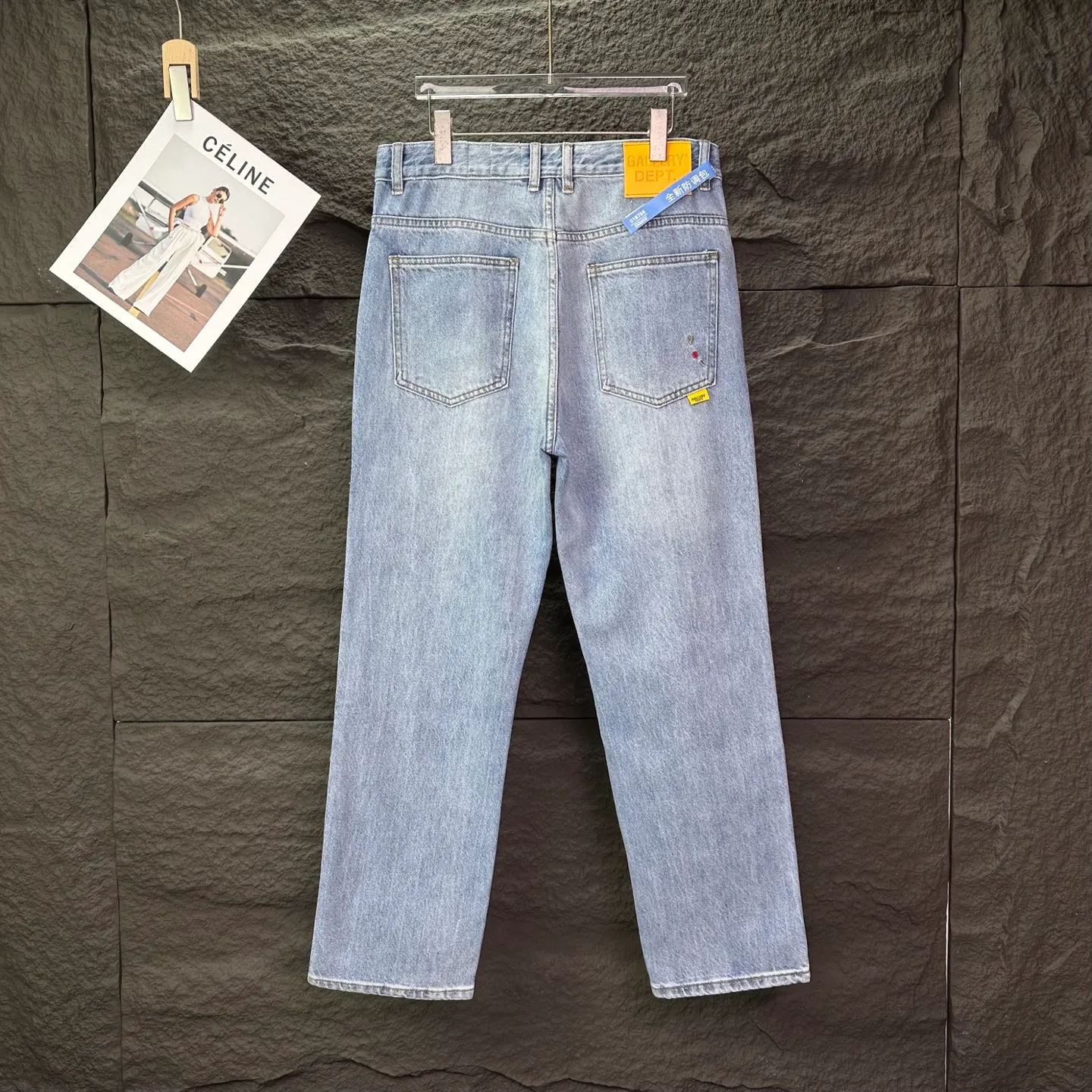 P250 GALLERY DEPT. 2025 New Light Blue Simple Washed and Distressed Couple Style Loose Straight Jeans 🔥High version🔥High version🔥 Top ceiling quality Styles with different washed textures are very friendly to people with thin legs and thick legs. The straight and loose version is very flattering. Moderate length that never goes out of style, easy to match with casually, basic styling for various styles, a must-have in the wardrobe! The fabric is stiff but also makes the upper body soft without losing texture. The washing process is even more perfect. It is a must-have item for everyone! ! ! Washed wheat, hang tag, pants label, complete with three labels Color: light blue Size: 28, 30, 32, 34, 36 (five sizes)